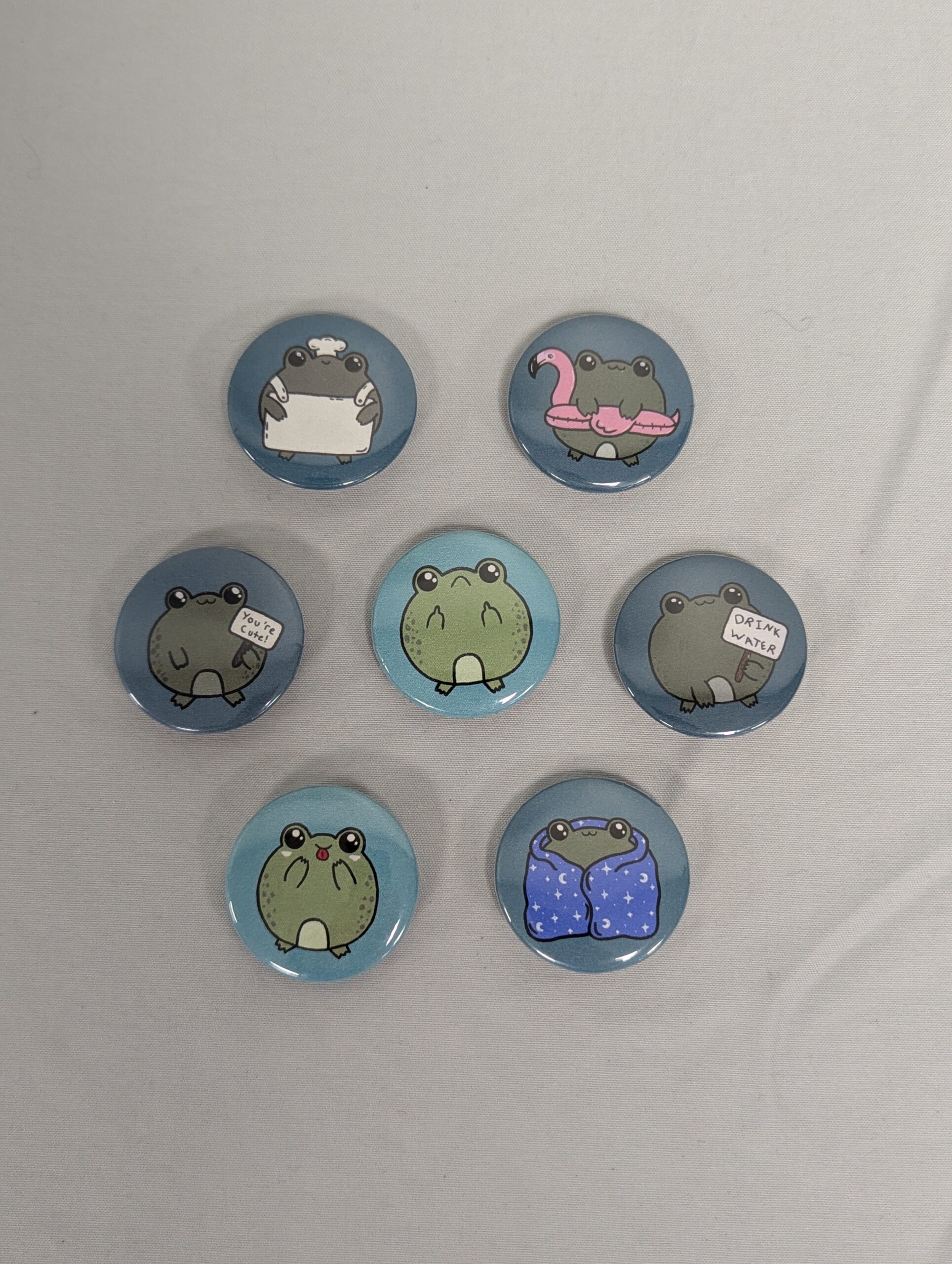 059 - 7 1.25" Cute Frog buttons